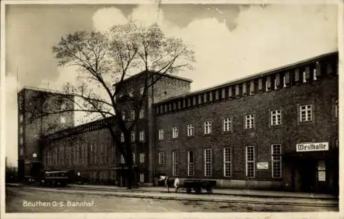 Ak Bytom Beuthen Oberschlesien, Beuthen Q.-S. Bahnhof, Westhalle, Gebäude mit Fenster, Bäume, ...