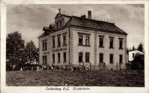 Ak Zawidów Seidenberg Oberlausitz Niederschlesien, Kinderheim, historisches Gebäude, Gruppen v...