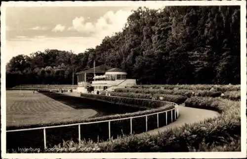 Ak Tschernjachowsk Insterburg Ostpreußen, Sportplatz mit Sporthalle, umliegende Bäume, histori...