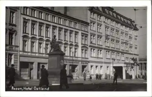 Ak Poznań Posen, Hotel Ostland, Denkmal, historische Architektur, Fußgänger, Straßenbahn