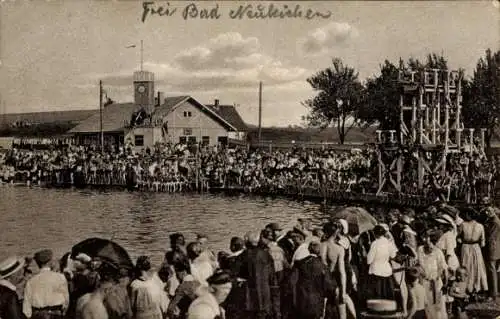 Ak Neukirchen an der Pleiße, Freibad Neukirchen, Menschenmenge am Wasser, Schwimmbecken, histo...