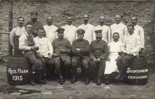 Foto Ak Częstochowa Tschenstochau Schlesien, Soldatenheim, Deutsche Soldaten in Uniform