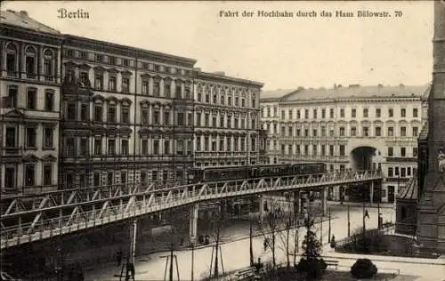 Ak Berlin Schöneberg, Fahrt der Hochbahn durch das Haus Bülowstraße 70