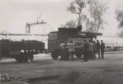 Original Foto Berlin Tiergarten, Flak-Bunker am Zoo (Zoobunker), Demontage, 1946