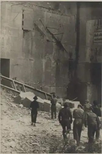 Original Foto Berlin Tiergarten, Flak-Bunker am Zoo (Zoobunker), Demontage / Sprengung, 1946