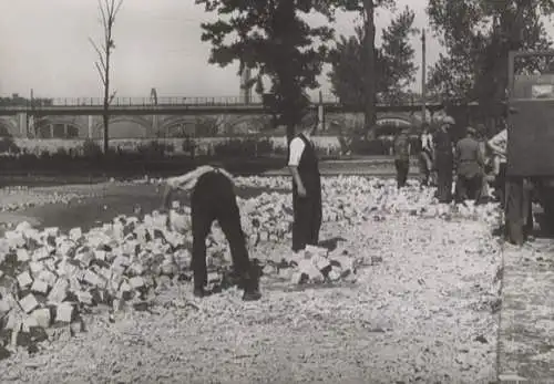 Original Foto Berlin Tiergarten, Flak-Bunker am Zoo (Zoobunker), Demontage, 1946