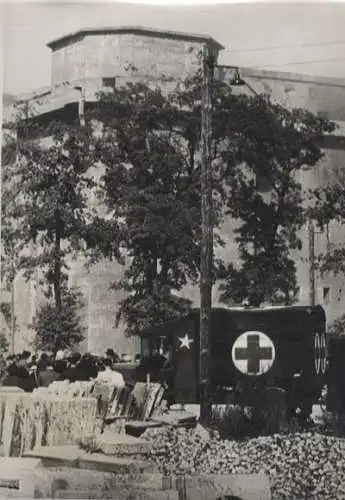 Original Foto Berlin Tiergarten, Flak-Bunker am Zoo (Zoobunker), Krankenwagen, 1946