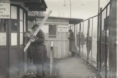 Original Foto Berlin Kreuzberg, Hochbahnhof (U-Bahnhof) Hallesches Tor, Fahrkartenschalter, 1946