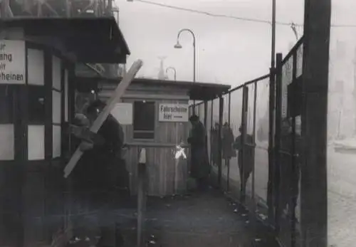 Original Foto Berlin Kreuzberg, Hochbahnhof (U-Bahnhof) Hallesches Tor, Fahrkartenschalter, 1946