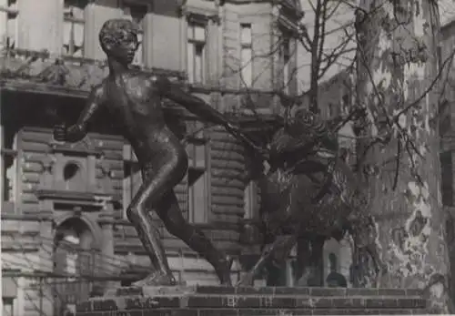 Original Foto Berlin Charlottenburg, Savignyplatz, Plastik "Knabe mit Ziege" v. A. Kraus, 1946