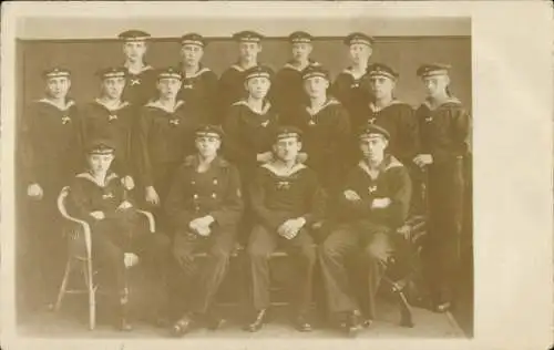 Foto Ak Deutsche Marinesoldaten in Uniformen, Gruppenfoto