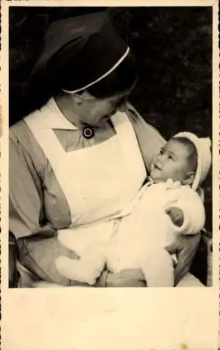 Foto Ak Krankenschwester mit Baby, Porträt