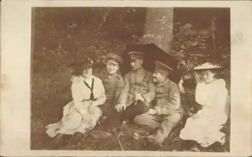 Foto Ak Drei Soldaten und Zwei Damen, Portrait