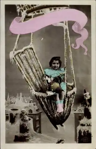 Fotomontage Ak Mädchen im Heißluftballon, Winterstadt