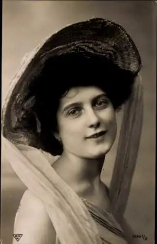 Ak Porträt einer jungen Frau mit Hut.