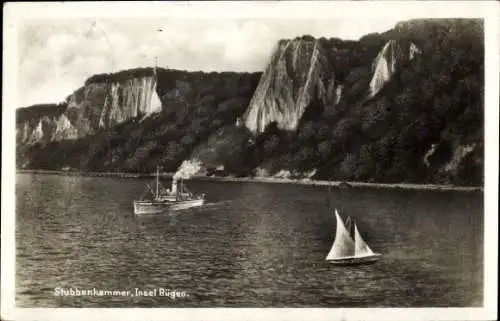 Ak Stubbenkammer Sassnitz auf Rügen,  Ein Schiff und ein Segelboot ...