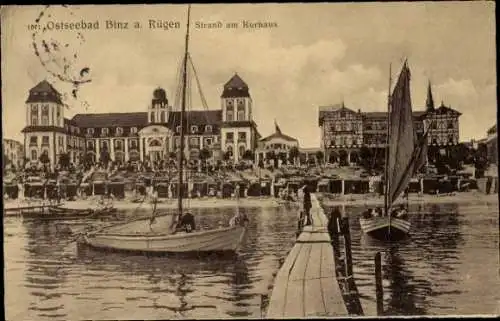 Ak Ostseebad Binz auf Rügen, Strand am Kurhaus, Steg, Boote