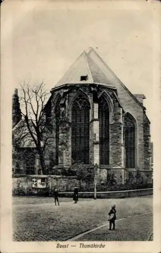 Ak Soest, Blick auf die Thomäkirche, Vorplatz