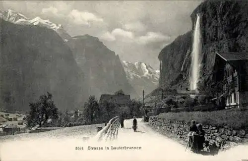 Ak Lauterbrunnen Kanton Bern, Straße, Wasserfall, Berge, Gebäude, Menschen, Natur