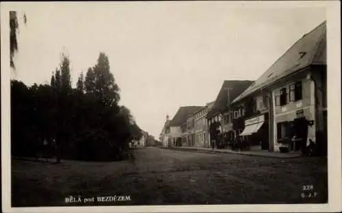 Ak Bělá pod Bezdězem Weißwasser Mittelböhmen, Straßenansicht