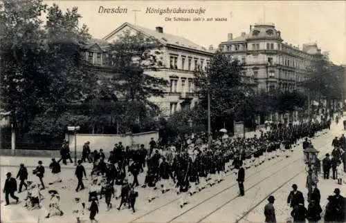 Ak Dresden Neustadt, Königsbrücker Straße, Schützen ziehen auf Wache