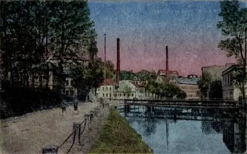 Ak Werdau in Sachsen, Industriegebiet am Wasser, Fabrikgebäude, rauchende Schornsteine, Bäume