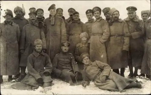 Ak Gruppenbild kaiserliche Soldaten im Winter, Soldat mit Gasmaske