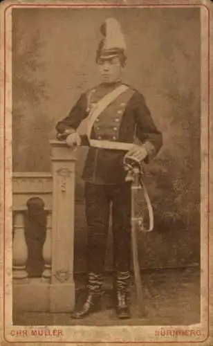 CdV Nürnberg, Junger Mann in Uniform, Standportrait, um 1900