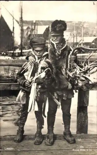 Ak Lappland, Mann und Junge in einem Hafen, Rentiergeweihe