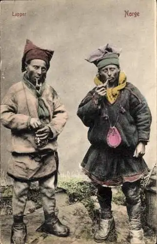 Ak Lappland Norwegen, zwei Männer in Tracht mit Pfeifen, coloriert