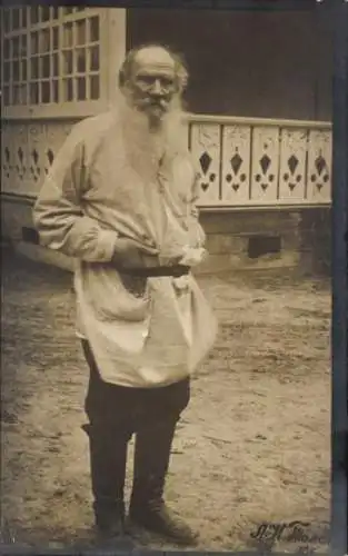 Foto Ak russischer Schriftsteller Lew Nikolajewitsch Tolstoi, Standportrait