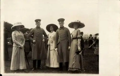 Foto Ak Zwei Soldaten und drei Damen, Portrait