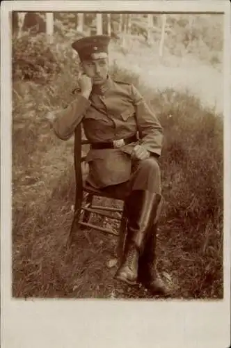 Foto Ak Deutscher Soldat in Uniform, Sitzporträt, Kaiserzeit