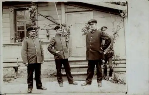 Foto Ak Deutsche Soldaten in Uniformen, Kaiserzeit, Wohnhaus