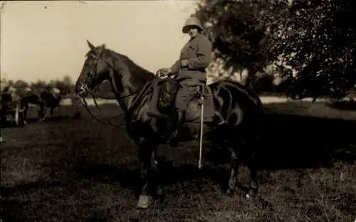 Foto Ak Deutscher Soldat in Uniform, Porträt zu Pferde, Kaiserzeit