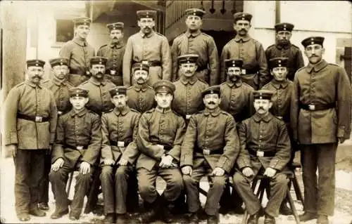 Foto Ak Deutsche Soldaten in Uniform, Gruppenbild