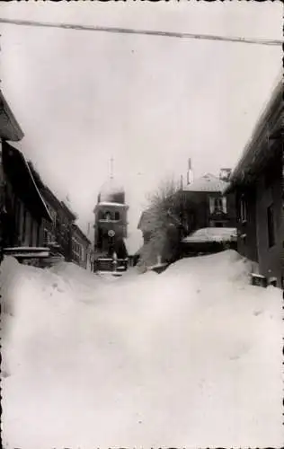 Ak Les Rousses Jura, verschneite Straßenszene, Kirchturm im Hintergrund