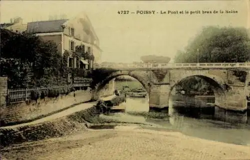 Ak Poissy Yvelines, Eine Brücke über einen Fluss, dahinter ein Haus mit Bäumen.