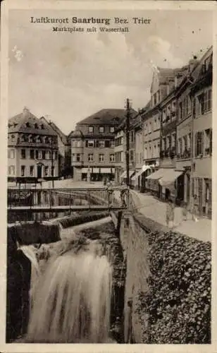 Ak Saarburg an der Saar Bezirk Trier, Marktplatz mit Wasserfall, Personen