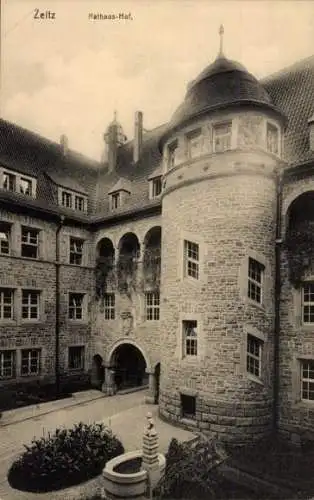 Ak Zeitz im Burgenlandkreis, Rathaus-Hof, Brunnen, Arkaden, Turm