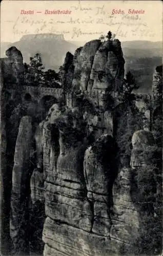 Ak Lohmen Sächsische Schweiz, Bastei, Basteibrücke, Felsformationen der Bastei mit Bäumen, im ...