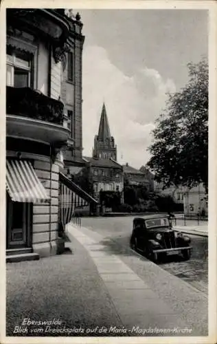 Ak Eberswalde in der Mark, Blick vom Dreiecksplatz auf die Maria-Magdalenen-Kirche, Auto