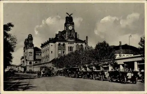 Ak Praha Prag Tschechien, Bahnhof mit Autos davor, rechts ein großes Gebäude mit Uhr