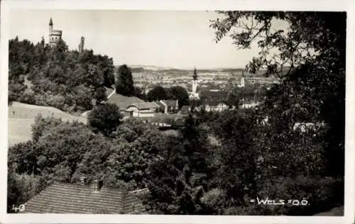 Foto Ak  Wels in Oberösterreich, Teilansicht des Ortes, Blick durch Bäume, Kirche, Turm