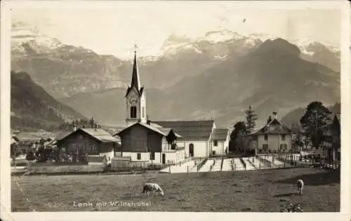 Ak Lenk Kt. Bern, Kirche, schneebedeckte Berge, Häuser, Weide mit Kühen, Lenk mit Wildstrubel