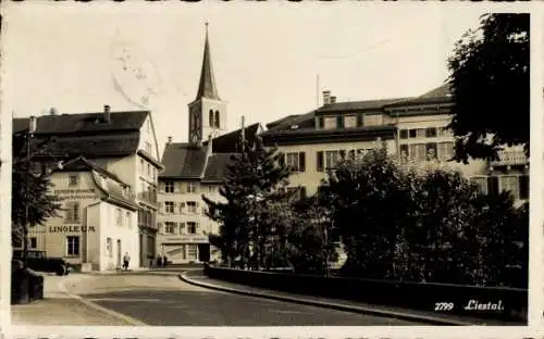 Ak Liestal Kanton Basel Land Schweiz, Gebäude, Kirche, Linoleumladen, Bäume, Straße, Schweiz, ...