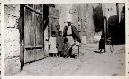 Foto Ak Ägypten, Jerusalemhaus 1936, Mann, Kinder