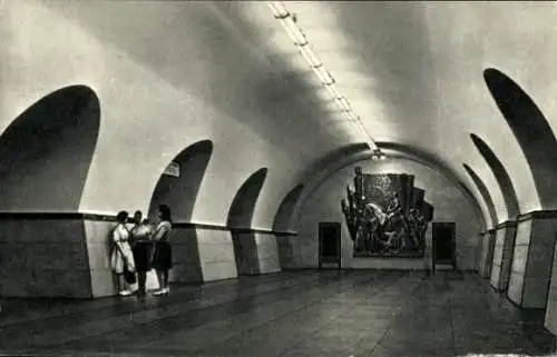 Ak Leningrad Sankt Petersburg Russland, U-Bahn-Station, gewölbte Decke, zwei Personen stehen, ...