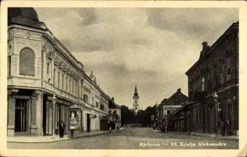 Ak Bjelovar Kroatien, Bjelovar Straßenansicht, Kirche im Hintergrund, Gebäude links und rechts...