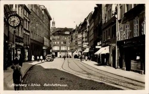 Ak Jelenia Góra Hirschberg Riesengebirge Schlesien, Bahnhofstraße, Uhr